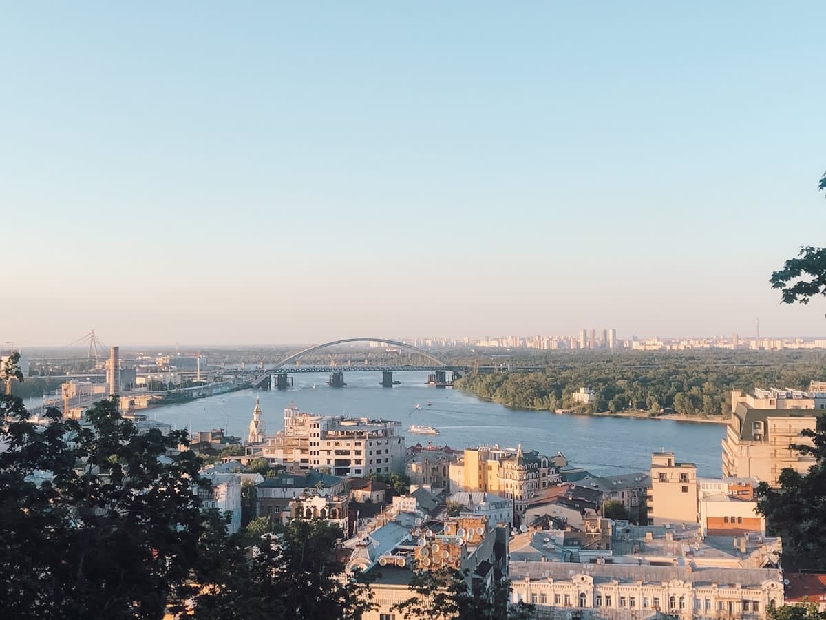 Краєвид Києва з висоти - забудова біля Дніпра
